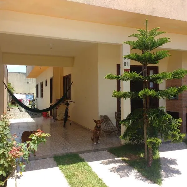 Um quarto em casa agradável