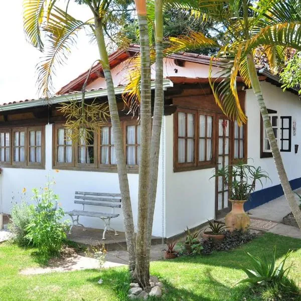 Casa COMPLETA, 2 quartos, Estacionamento GRATUITO, WIFI 300MB, frigobar, microondas, fogão e jardim